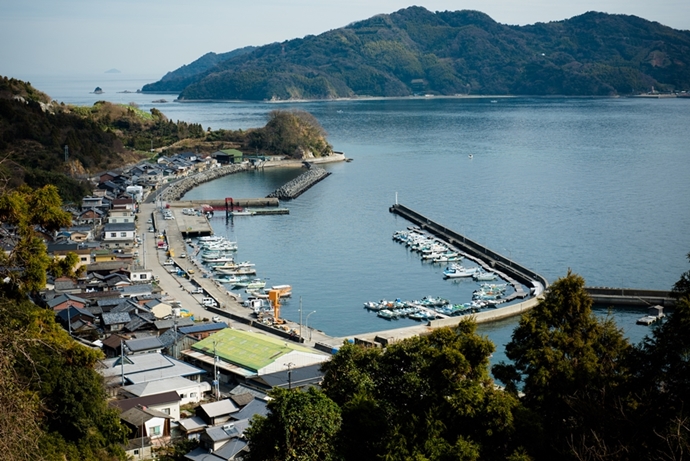 津和地の潮待ちの港が見えます