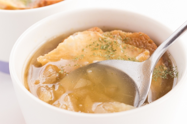 津和地島の新玉ねぎをスープに入れます